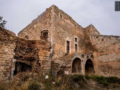 Il fabbricato, privo ormai del tetto, si sviluppa su due livelli, di cui il primo ospitava le stalle e gli ambienti destinati a uso agricolo e il secondo (non pi� accessibile in quanto pericolante) gli alloggi